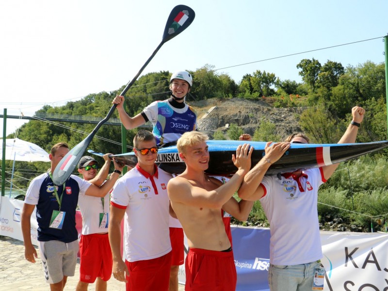 Klaudia Zwolinska gives her Olympic medal for Auction